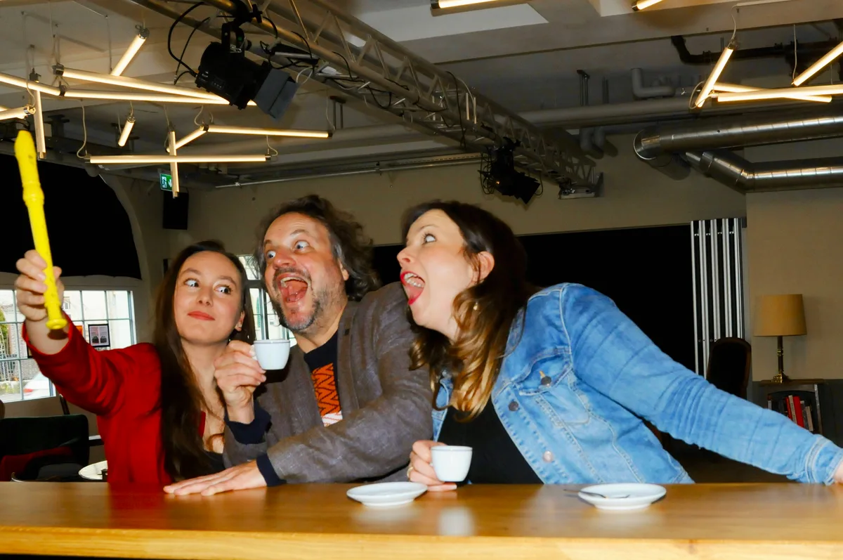 Anna Gitschthaler, Adela Maria Bierich und Daniel Bentz in der Wetziker Garage.